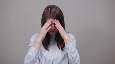 Baş ağrısı, boyun arkasını tutarak konumu gösterir. Yorgunluk