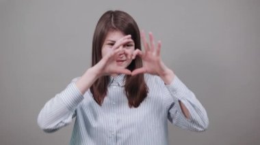 Aşk mesajı kalp şeklinde el hareketi. Sevgililer Günü kartı.