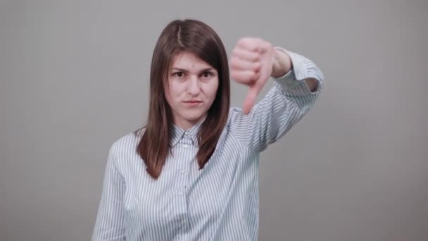 손을 내리고, 사인도 안 하고, 성난 얼굴에, 부정적 인 몸짓 혐오 — 비디오
