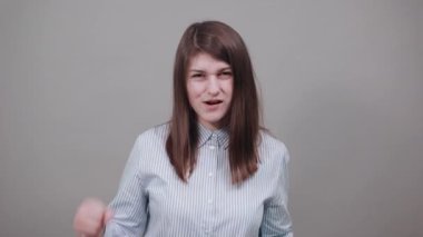 Mutlu dans, dalga yapmak, eğlenmek, müzikten zevk almak, gülümsemek. El sallayarak.