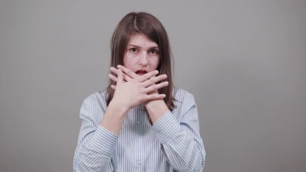 Mond bedekken met handpalm. Ik kan niets zeggen. Geschokt hijgend verbaasd bedwelmen — Stockvideo