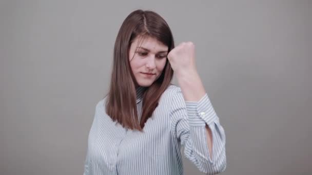 Angry and aggressive, shaking fist in a threatening way, domestic violence. — Stock Video