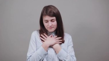 Soğuk kollar çarpıştığında sıcacık sarılıyordu yüzüne korku ifadesi.