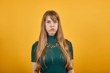 Kızgın büyük gözler, yanaklar şişiriyor kavga üstüne kavga.