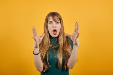 Geniş açık kollar, şüphecilik, güzel bir kadından şüphelenmek. Şaşırmış avuç içleri