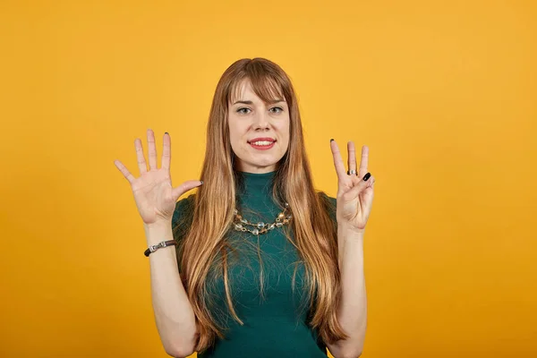 Visar åtta 8 fingrar hand gest, visa antalet händer, pekar — Stockfoto