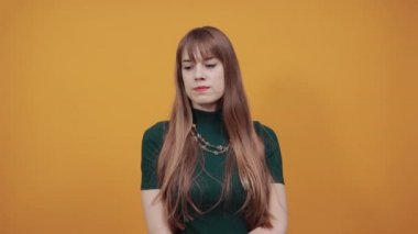 Korkmuş, duygusal olarak yumruklarını ısırıyor. Parmak ekleminin arkasını kapatıyor. Korkmak..