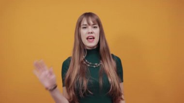 Parmakla işaret eden yanaklar. Parmakların yanağında neşeli poz. Sağlık, güzellik