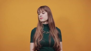 Gururlu hissetmek, güçlü olmak, büyük güç göstermek, kollarını güçlendirmek, kendinden emin olmak.