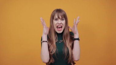 Çekici, kaşlarını çatan, kaşlarını çatan, kasvetli kaşları olan, somurtkan.
