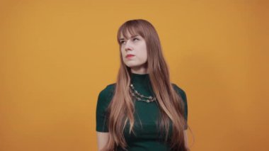 İşaret parmağı yukarı, işaret parmağı sürpriz hediye seçeneği, fikir..