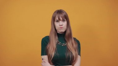 Kızgın büyük gözler, yanaklar şişiriyor kavga üstüne kavga.