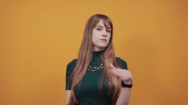 El parmakları tamam işareti gösteriyor, jestler tamam, duygular, yüz ifadesi.