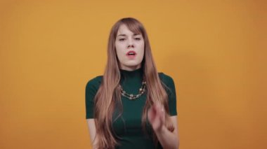 İşaret parmağı önde olan bir el işaretçisi. Yönü göstermek için işaret parmağı.