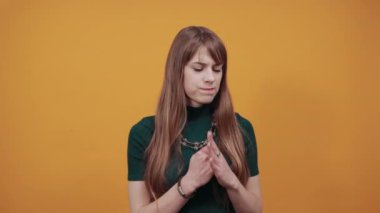 Baş ağrısı, boyun arkasını tutarak konumu gösterir. Yorgunluk