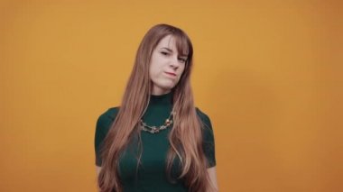 Göğsünü elinle gösterip dik dik bakıyorsun. Şok olmuş yüz ifadesi.