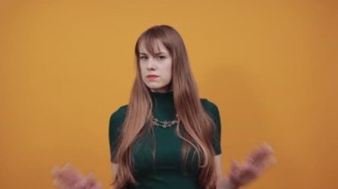 Avuç içiniz havada, kızgın görünün. Yüzünüze sert bir bakış atamayacaksınız..