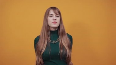 Eller kalbin sembolünü gösterir. Pankreasımıza sevgiler. Oldukça romantik genç.