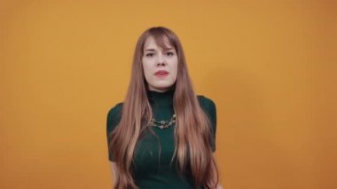 Geniş açık kollar, şüphecilik, güzel bir kadından şüphelenmek. Şaşırmış avuç içleri
