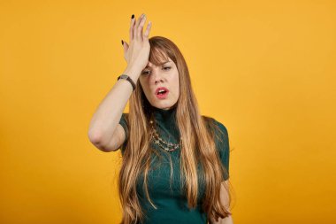 Yüz avuç içi, hayal kırıklığına uğramış tokat kafa hata, üst yönetim ya da destansı başarısızlık yüzünden