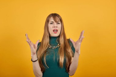 Kafa karışıklığı şüphe dolu yüzle elleri geniş açar. Şokta. samimi duygular.