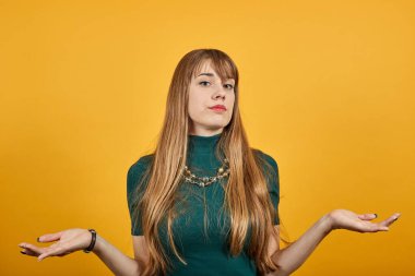 Kafa karışıklığı şüphe dolu yüzle elleri geniş açar. Şokta. samimi duygular.