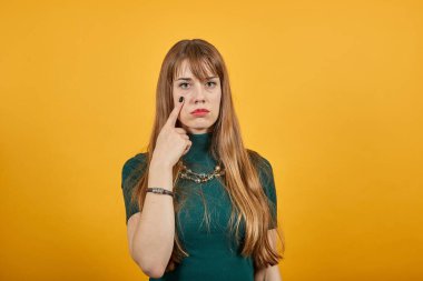 İşaret parmağındaki kontakt lens, eli işaret eden, düşünen, hassas gözler.