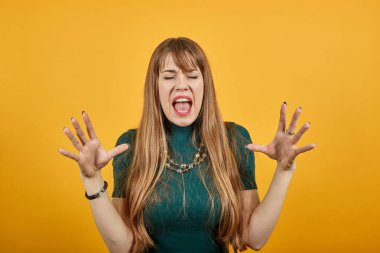 Pençe hareketi yapan genç ve güzel bir kedi, agresif çılgın bir ifade. Kızgın.