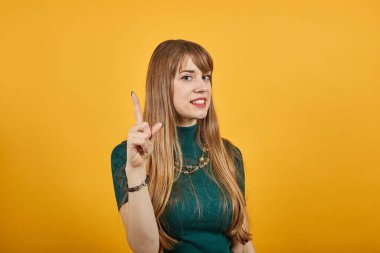 İşaret parmağı yukarı, işaret parmağı sürpriz hediye seçeneği, fikir..