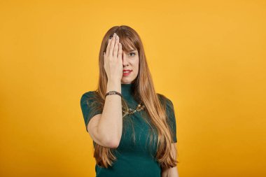 Gözleri eliyle kapatıyor ama parmaklarından bakıyor. Gözlerim her şeyi görüyor..