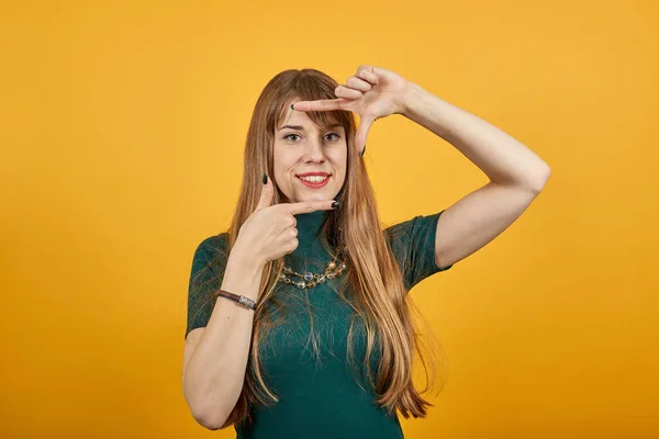 Händer att göra fotoram, fingrar inramning avstånd, fotografering tecken av människa — Stockfoto