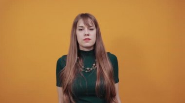 Avuç içi kadar kızgın, dik bak. Yüzüne sert bir bakış atamayacaksın.