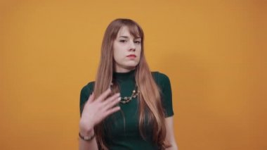 Kafa karışıklığı şüphe dolu yüzle elleri geniş açar. Şokta. samimi duygular.