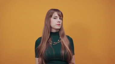 İki parmağını kaldırması barış gücünün zafer sembolü olduğunu gösteriyor.