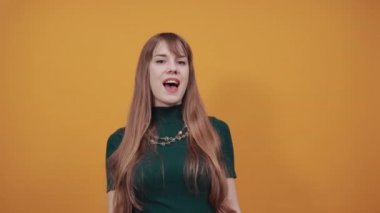 İşaret parmağı önde olan bir el işaretçisi. Yönü göstermek için işaret parmağı.
