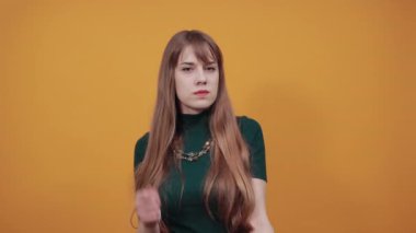 Öfkeli ve agresif, tehditkar bir şekilde yumruk sallayan, aile içi şiddet