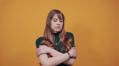 İşaret parmağındaki kontakt lens, eli işaret eden, düşünen, hassas gözler.