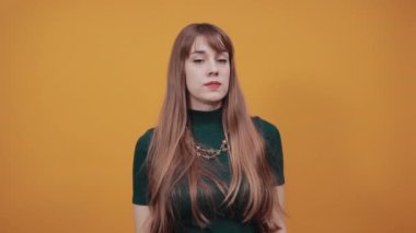 İşaret parmağı aşağıda el işaretçisi var. Yönü göstermek için işaret parmağı.