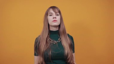 Parmakları bir arada tutuyor beden ve zihin giysisini koruyor. Önemli şeylere odaklan.