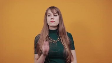 İşaret parmağı yukarı, işaret parmağı sürpriz hediye seçeneği, fikir..