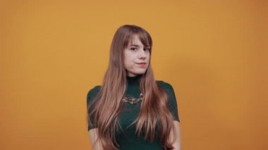 Gözleri eliyle kapatıyor ama parmaklarından bakıyor. Gözlerim her şeyi görüyor..