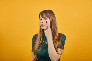 İşaret parmağındaki kontakt lens, elle gözü işaret etmek, düşünmek, hassas gözler.