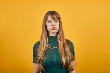 Kızgın büyük gözler, yanaklar şişiriyor kavga üstüne kavga.