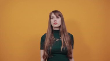 Elinle işaret edip dik dik bakıyorsun. Şok olmuş yüz ifadesi.