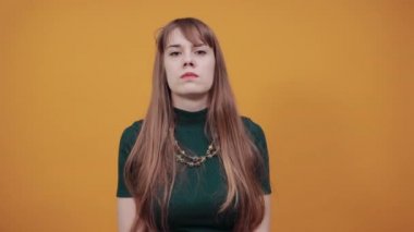 Telefon konuşmasını taklit eder, elini kulağına yaklaştırır, cep telefonu tutar gibi.