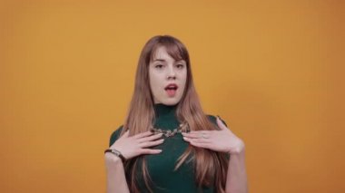 Gülümseyen bir model saçlarını tarıyor, moda pozları veriyor, elleri iplik gibi..