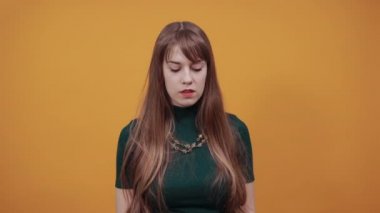 İşaret parmakları aşağıda çok güzel genç noktalar. Şok oldum.