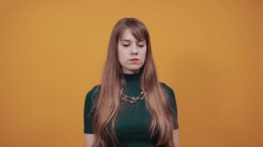 İşaret parmağındaki kontakt lens, elle gözü işaret etmek, düşünmek, hassas gözler.