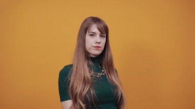 Boş alanda başparmağımı omzuma dayayıp izole ettim. Şaşkın noktalar başparmak