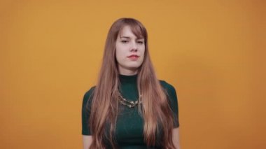 İşaret parmağı önde olan bir el işaretçisi. Yönü göstermek için işaret parmağı